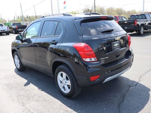 Used 2022 Chevrolet Trax LT w/ LT Convenience Package AWD/4WD image 3
