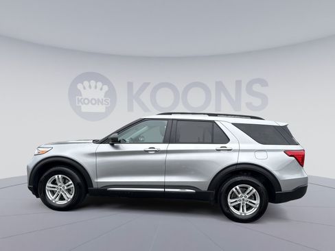 Used 2021 Ford Explorer XLT AWD/4WD image 2