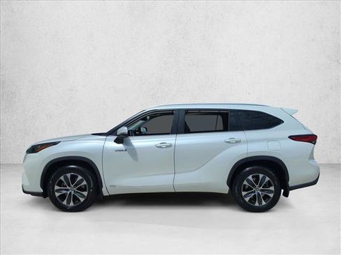 Certified 2020 Toyota Highlander XLE AWD/4WD image 9