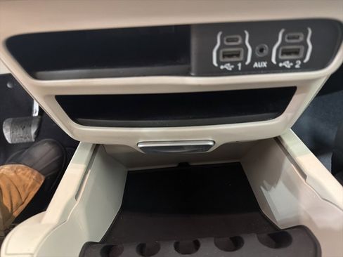 Used 2024 Chrysler Pacifica Touring-L image 34