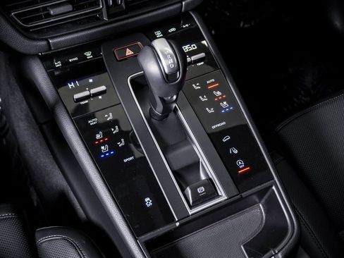 Certified 2025 Porsche Macan image 23