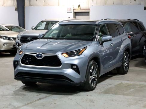 Used 2022 Toyota Highlander XLE image 4