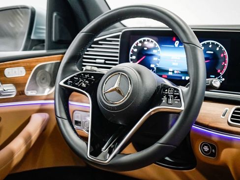 Used 2025 Mercedes-Benz GLS 450 4MATIC image 15