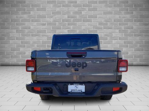 Used 2025 Jeep Gladiator Sport image 4