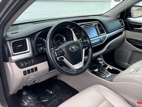 Used 2018 Toyota Highlander XLE AWD/4WD image 18