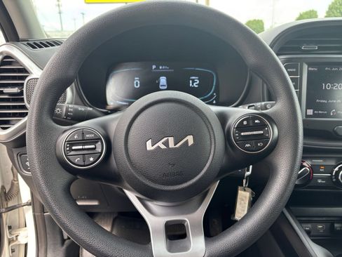 Used 2025 Kia Soul LX w/ LX Technology Package FWD image 25