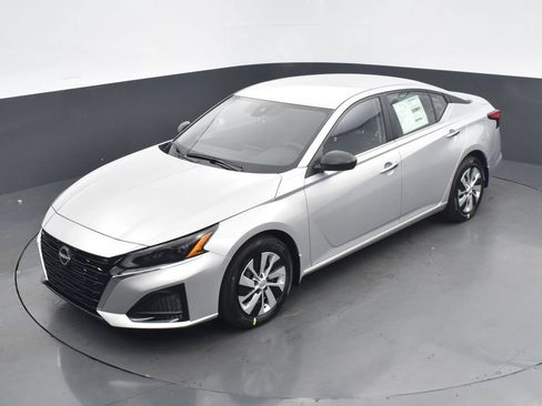 Used 2024 Nissan Altima 2.5 S FWD image 12