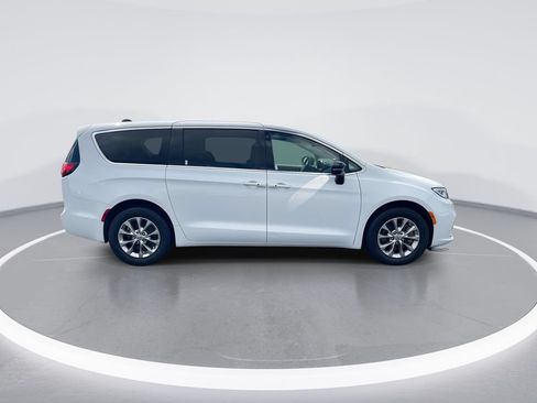 Used 2024 Chrysler Pacifica Touring-L AWD/4WD image 9