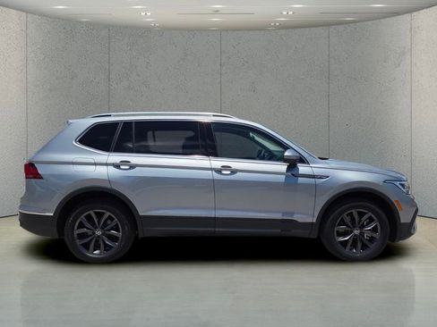 Used 2023 Volkswagen Tiguan SE FWD image 2