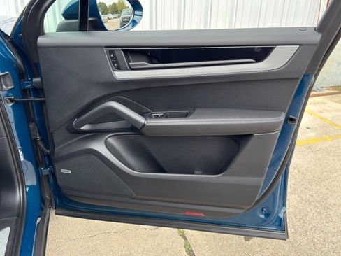 Used 2024 Porsche Cayenne w/ Premium Package image 50