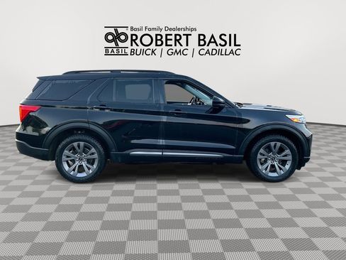 Used 2022 Ford Explorer XLT w/ Equipment Group 202A AWD/4WD image 9