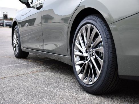 New 2025 Lexus ES 350 Luxury image 9