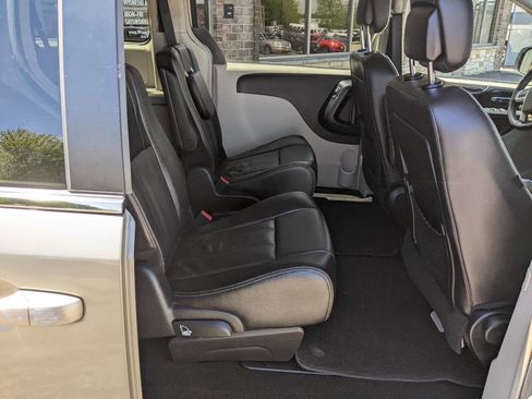 Used 2014 Chrysler Town & Country Touring FWD image 15