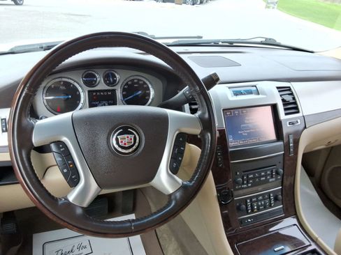 Used 2012 Cadillac Escalade ESV Luxury AWD/4WD image 12