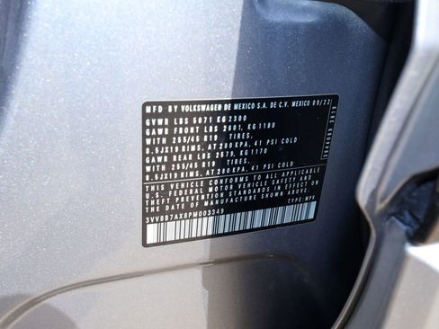 Used 2023 Volkswagen Tiguan SE R-Line image 2