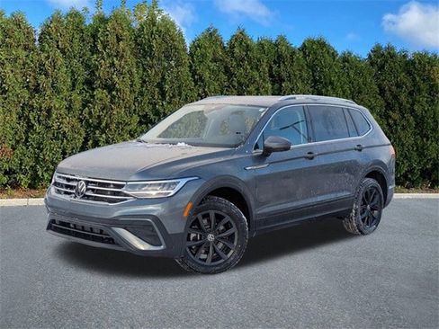 Used 2024 Volkswagen Tiguan SE image 2