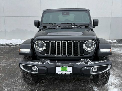 Used 2025 Jeep Wrangler Sahara image 3