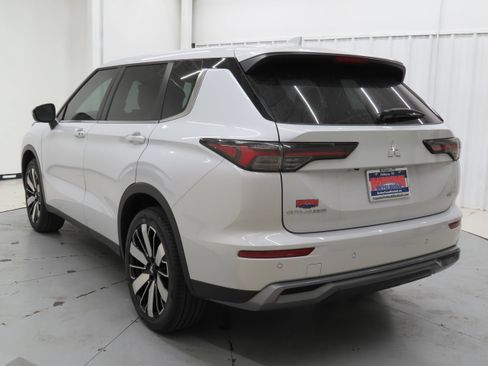 New 2026 Mitsubishi Outlander SE FWD image 6