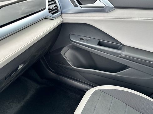 New 2026 Volkswagen Taos SE FWD image 17
