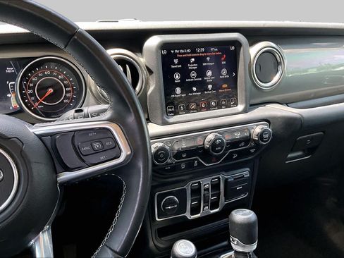 Used 2019 Jeep Wrangler Unlimited Sahara AWD/4WD image 7