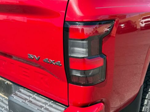 Used 2022 Nissan Frontier SV AWD/4WD image 11