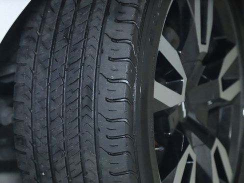 Used 2018 Chevrolet Tahoe LT image 36