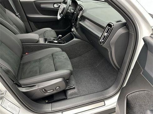 Certified 2025 Volvo XC40 B5 Plus image 25