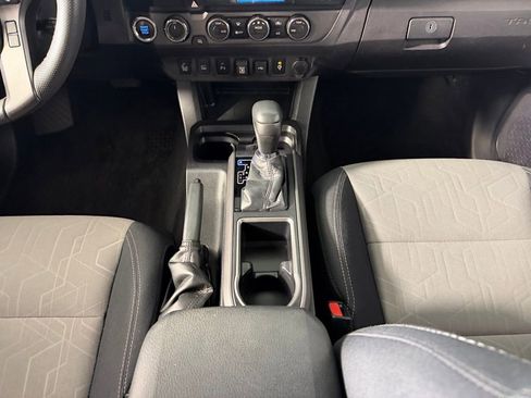 Used 2021 Toyota Tacoma TRD Sport w/ Technology Package AWD/4WD image 17
