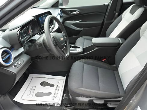 Used 2025 Chevrolet Trax LS w/ LS Convenience Package image 13