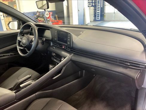 Certified 2025 Hyundai Elantra Sport image 28