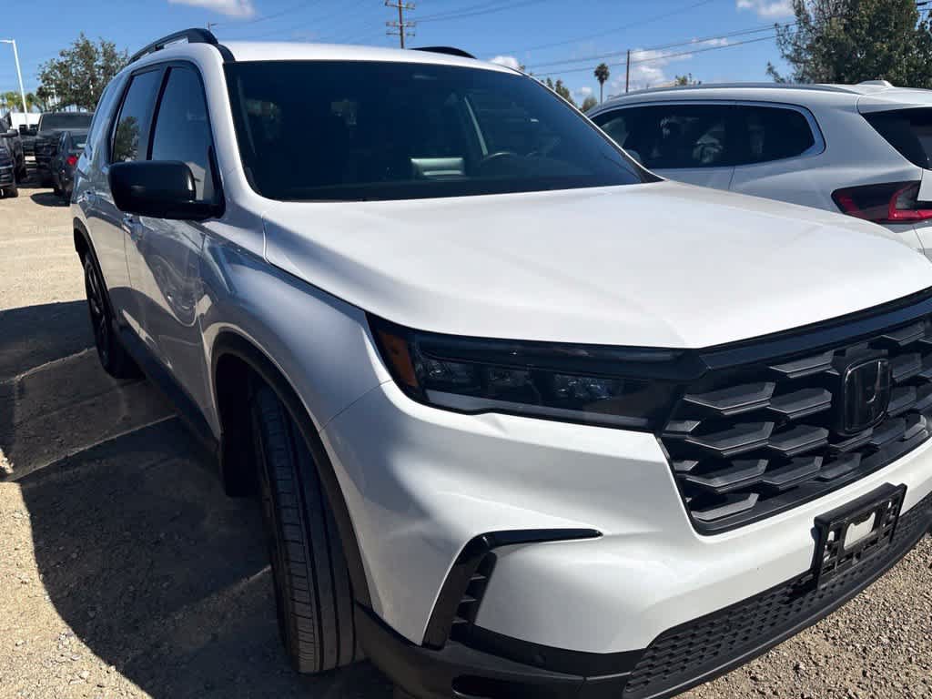 Used 2025 Honda Pilot Sport image 2