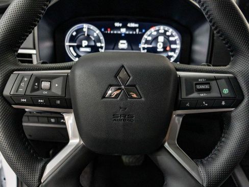 New 2025 Mitsubishi Outlander SE image 8