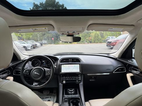 Used 2019 Jaguar F-PACE Premium image 30