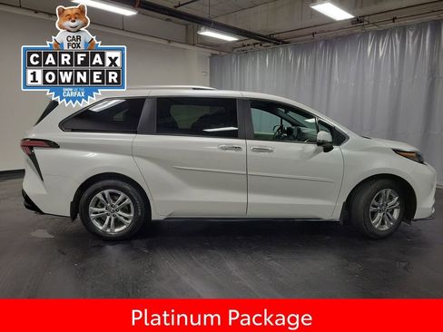 Used 2024 Toyota Sienna Platinum image 9