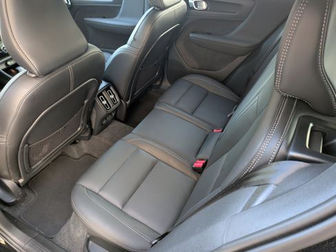 Used 2025 Volvo XC40 B5 Core image 33