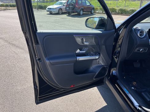 Used 2024 Mercedes-Benz EQB 300 4MATIC image 15