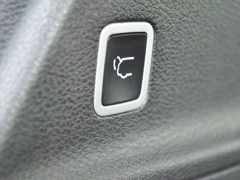 Used 2025 Chrysler Pacifica Select FWD image 9