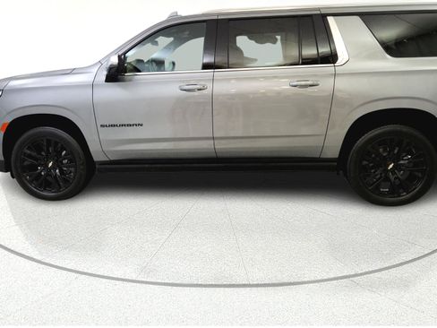 Used 2023 Chevrolet Suburban Premier AWD/4WD image 5