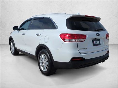 Used 2017 Kia Sorento LX w/ LX Convenience Package image 6