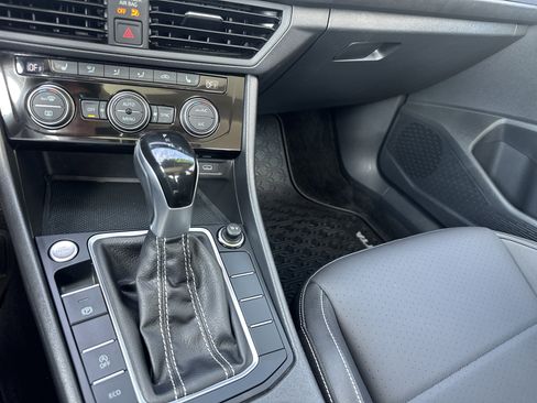 Used 2024 Volkswagen Jetta SE w/ Panoramic Sunroof Package FWD image 19