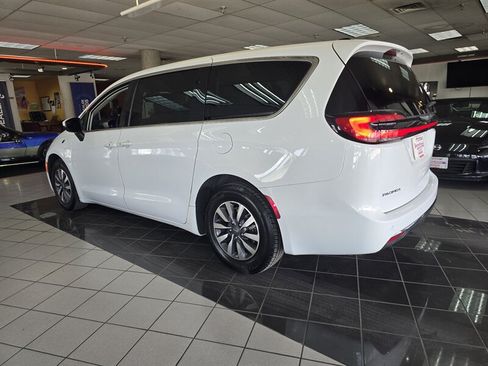 Used 2023 Chrysler Pacifica Touring-L FWD image 6