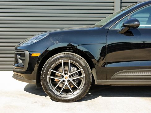 Certified 2025 Porsche Macan image 11