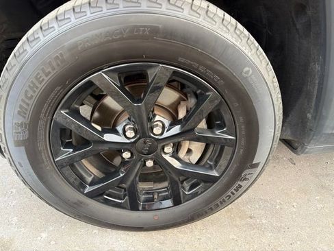 Used 2025 Jeep Grand Cherokee Altitude RWD image 11