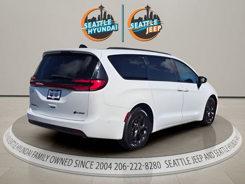 Used 2023 Chrysler Pacifica Limited w/ S Appearance Package FWD image 5