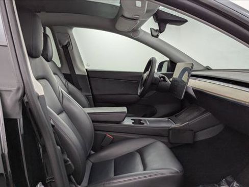 Used 2022 Tesla Model Y Long Range image 21