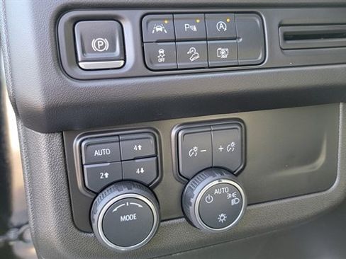 Used 2024 Chevrolet Tahoe Z71 w/ Luxury Package image 23