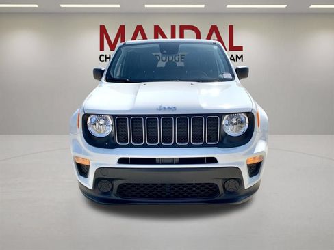 Used 2023 Jeep Renegade Latitude AWD/4WD image 3