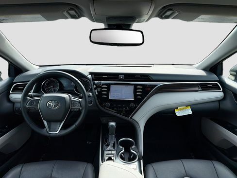 Used 2018 Toyota Camry XLE FWD image 3