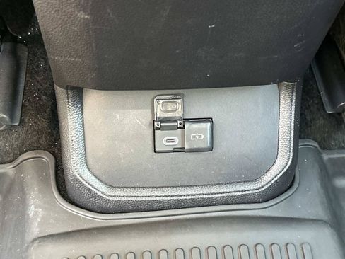 Used 2025 Toyota Highlander XLE FWD image 21