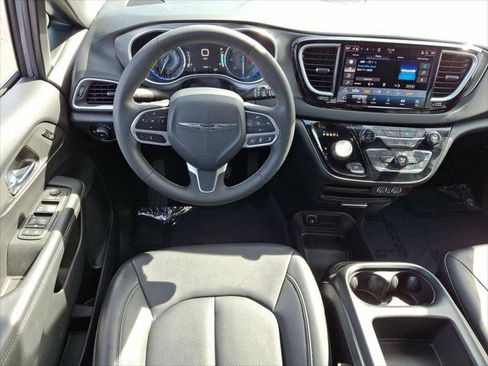 Used 2025 Chrysler Pacifica Select image 21
